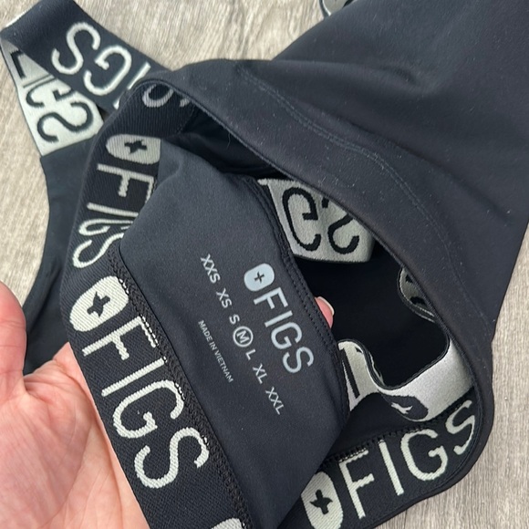Figs Black Sports Bra with Logo Straps - Picture 3 of 3